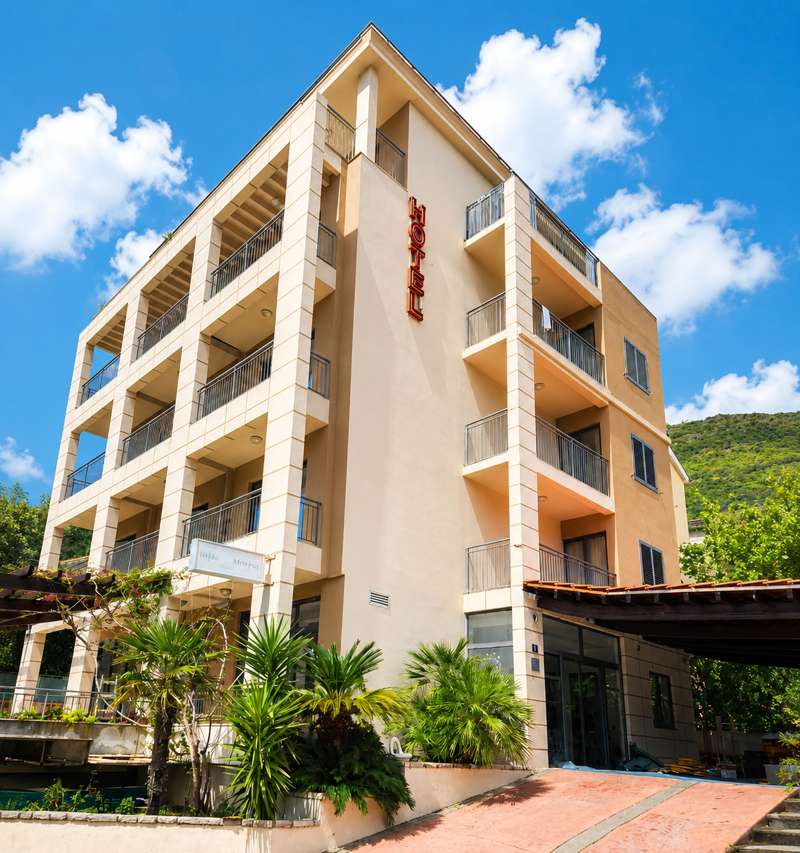 Pogled na Jadran s toplog balkona Hotela Petrovac